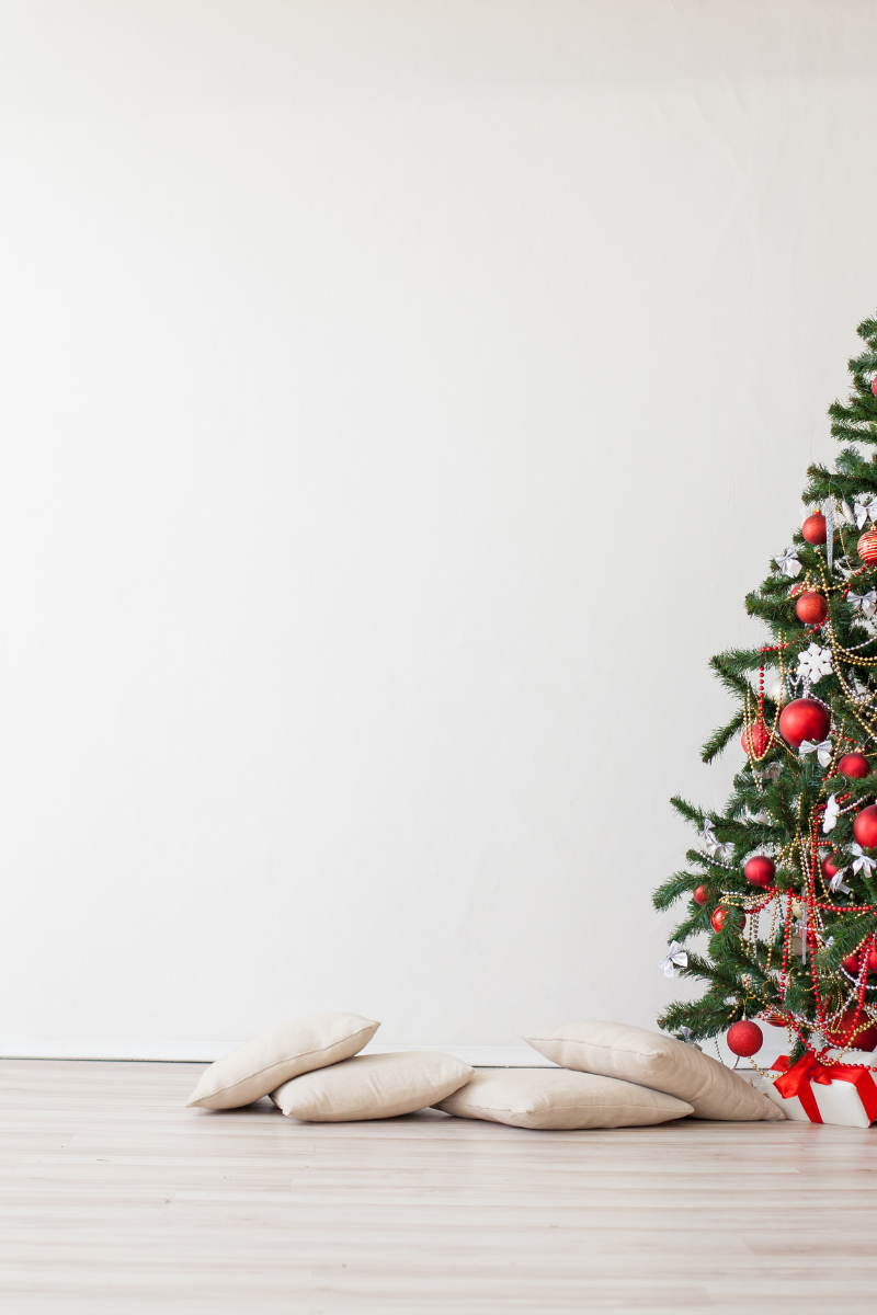 Holiday Decor Ideas for Small Apartments - Thrifts and Tangles