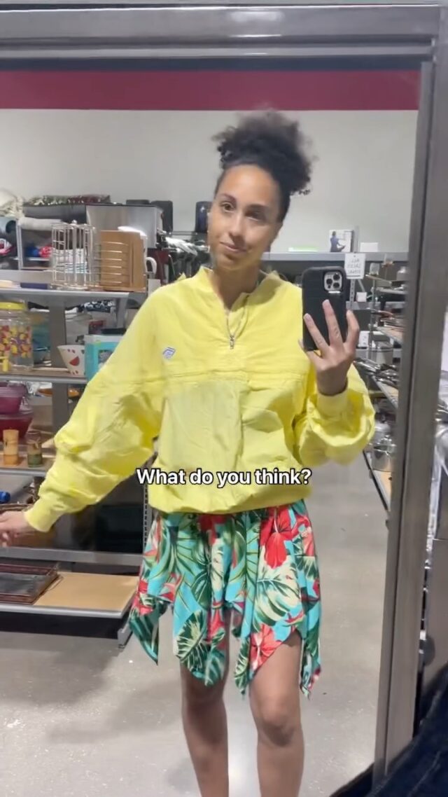 Do you thrift for jackets during the summer? I always try to thrift off season. This little find was only $4 at @salvationarmysonv